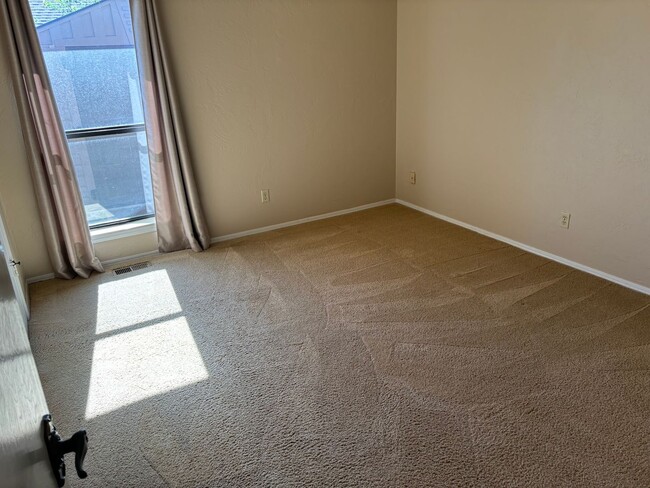 Building Photo - Large Home in Warr Acres, Putnam City Schools