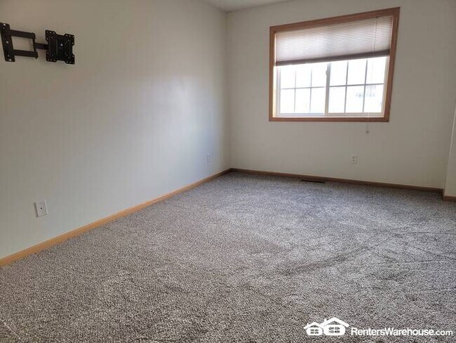 Building Photo - Available now! A gorgeous 2 bedroom, 1 1/2 bath end unit townhome in Farmington!