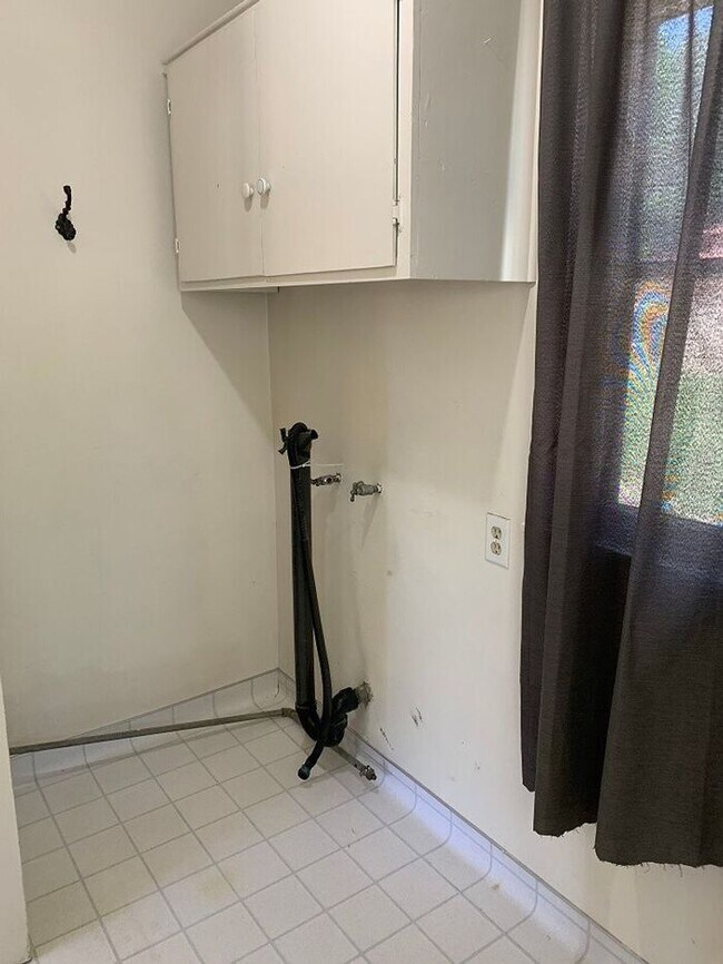 Building Photo - Charming Beverly Glen Home for Rent!