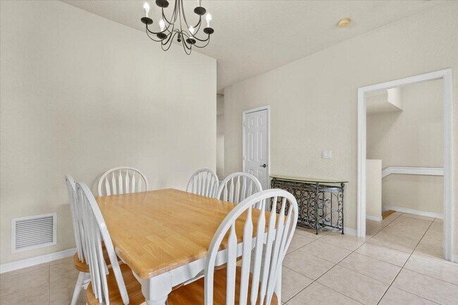 Building Photo - 335 E Thatch Palm Cir
