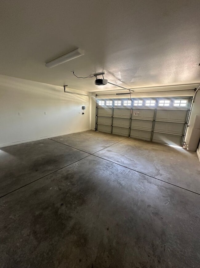 Building Photo - Remodeled 4 Bedroom 2 Bathroom in Stonecrest