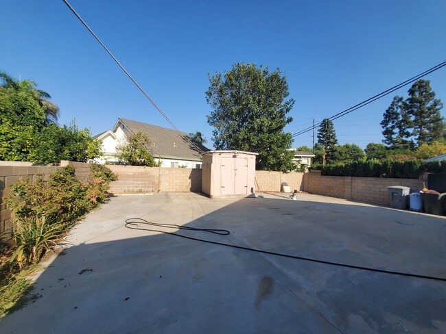 Building Photo - Single Family and Single Story Beautiful H...