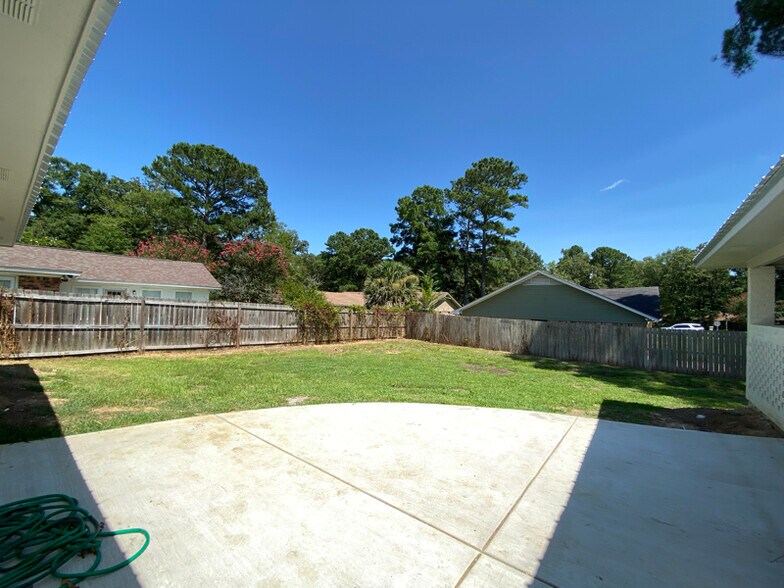 Building Photo - 200 Poplar Dr