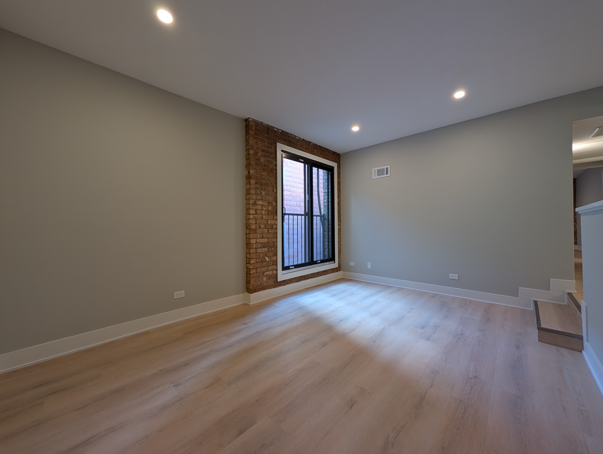 Building Photo - 1214 N La Salle Dr
