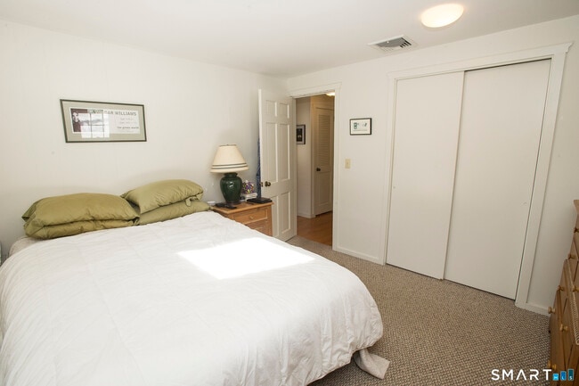 Building Photo - 67 Lake Lillinonah Rd N