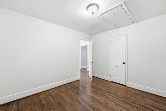 Building Photo - Beautifully Updated 3BR Home in an Established Burlington Neighborhood