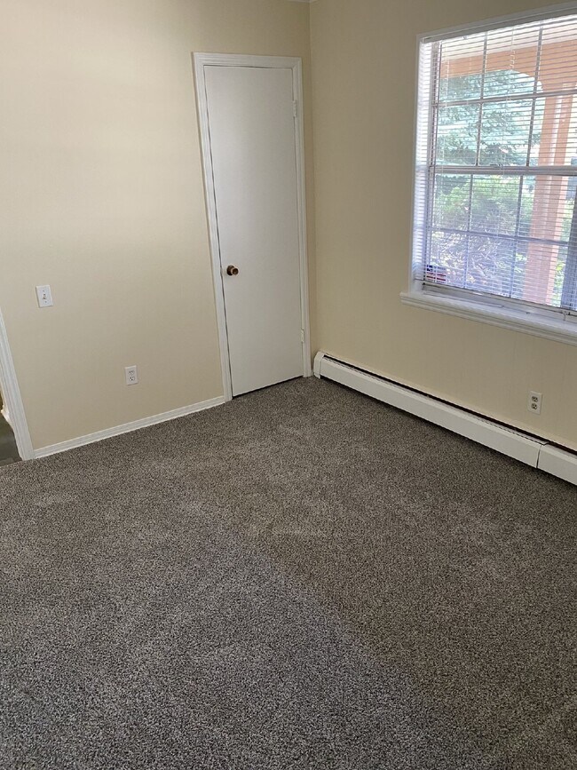 Building Photo - Don't miss out on this 5 bed 2.5 bath hous...