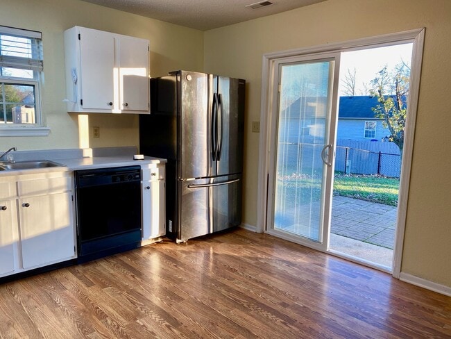 Building Photo - COMING SOON! Wonderful 3 Bedroom 2 Bathroo...