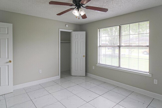 Building Photo - 1235 Pineridge Way