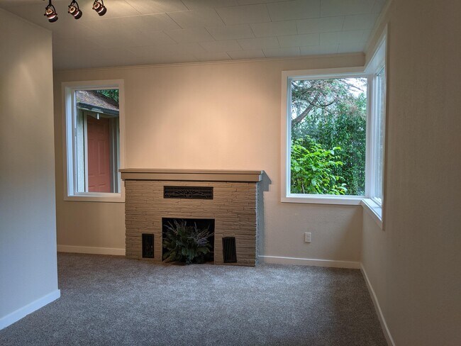 Building Photo - 8285 Meadowbrook Way SE