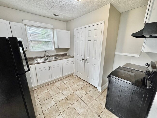 Building Photo - 3219 Carnes Ave