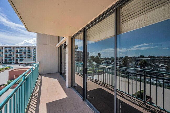 Building Photo - 1 Key Capri