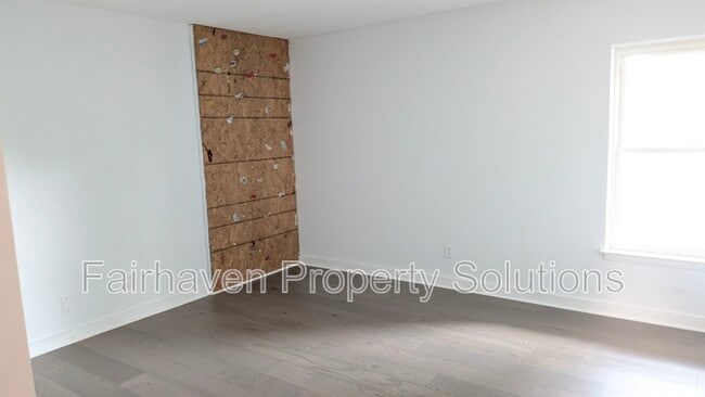 Building Photo - 566 River St