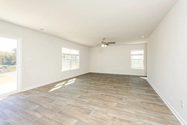 Building Photo - 504 Jack Pine St