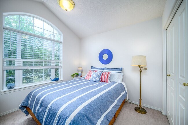 Building Photo - Large 3 Bed, 2.5 Bath Home in McMinnville-...
