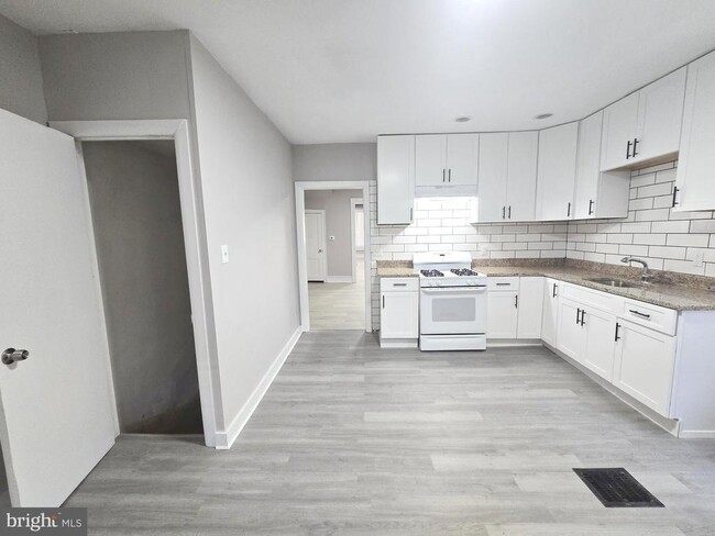 Building Photo - 5011 Larchwood Ave