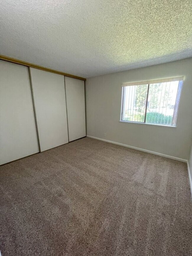 Building Photo - Nor Cal Realty Inc, 3BD 2 BTH condo ***Mes...