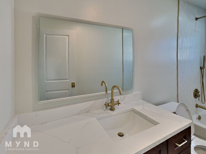 Building Photo - 10100 Paradise Blvd