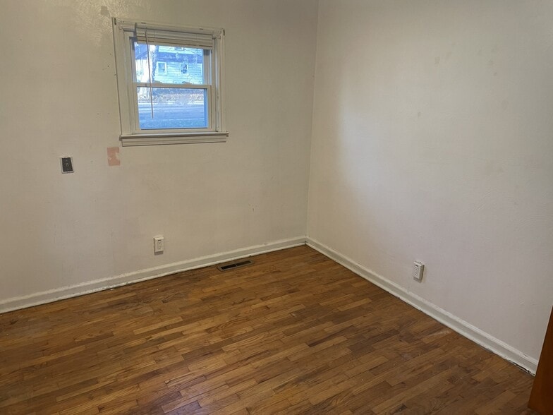 Building Photo - 701 W Holmes Rd