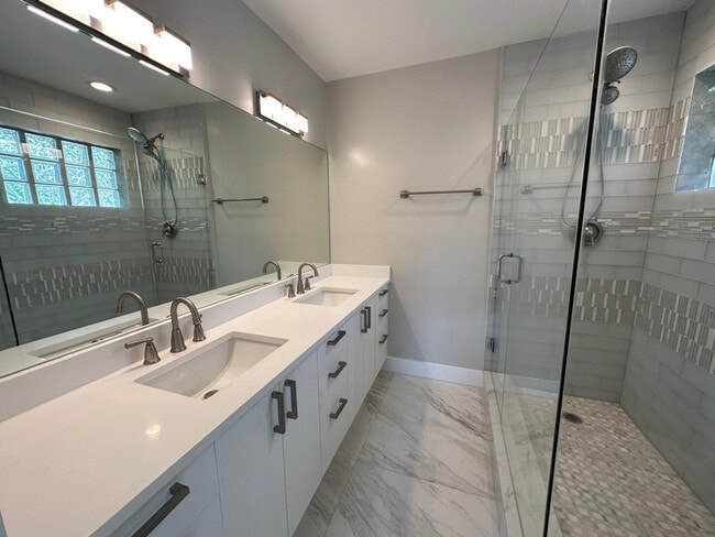 Building Photo - 765 E Dayton Cir