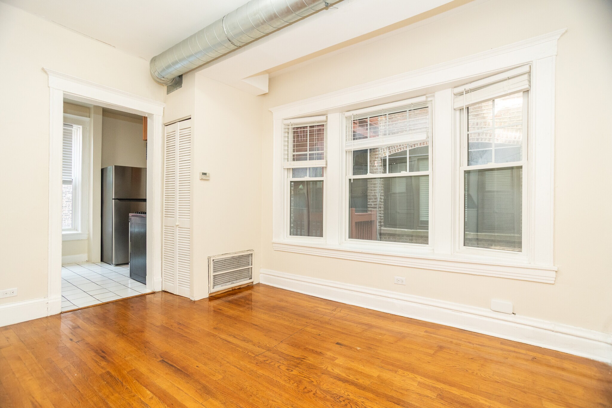 Living - 3149 W Lyndale St