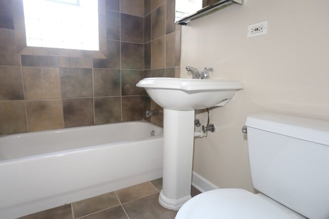 Building Photo - 3213 N Clifton Ave