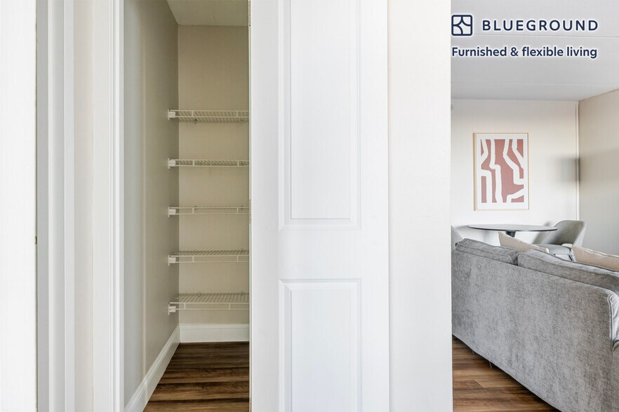 Building Photo - 812 Memorial Dr