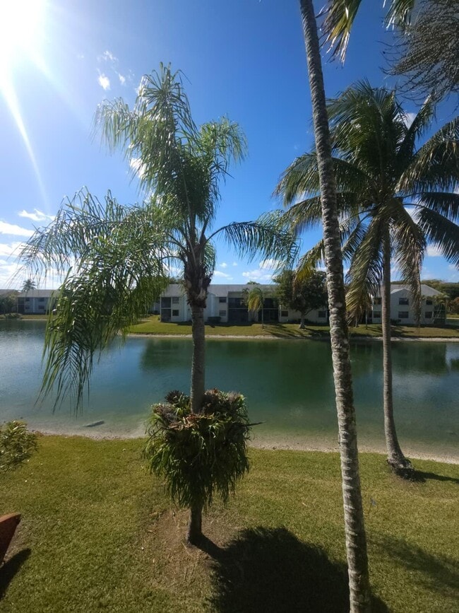 Building Photo - 960 N Franklin Ave