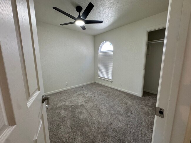 Building Photo - Academy Acres North 3 Bed Ready Now!