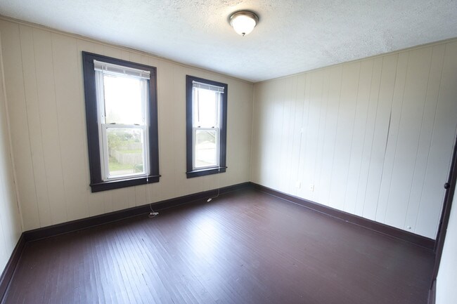 Building Photo - 3 Bedroom, 1 Bath Townhome, Basement