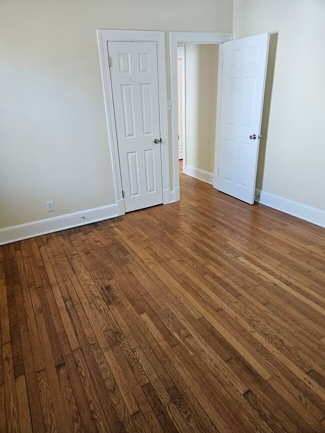 Building Photo - Adorable renovated 3 bedroom 2 full bath home