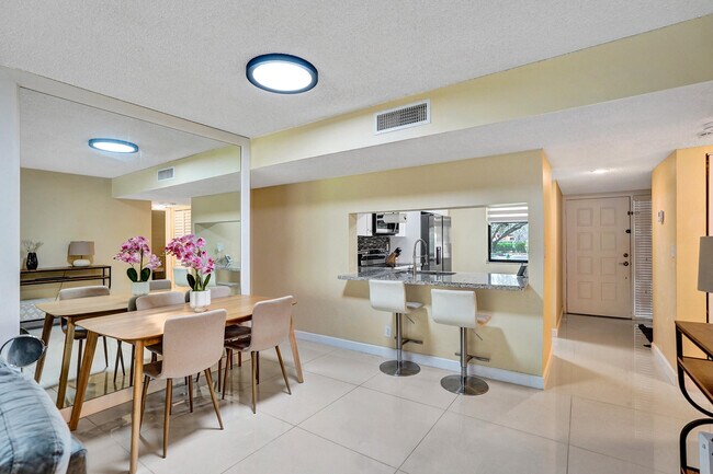 Building Photo - 2659 Carambola Cir N