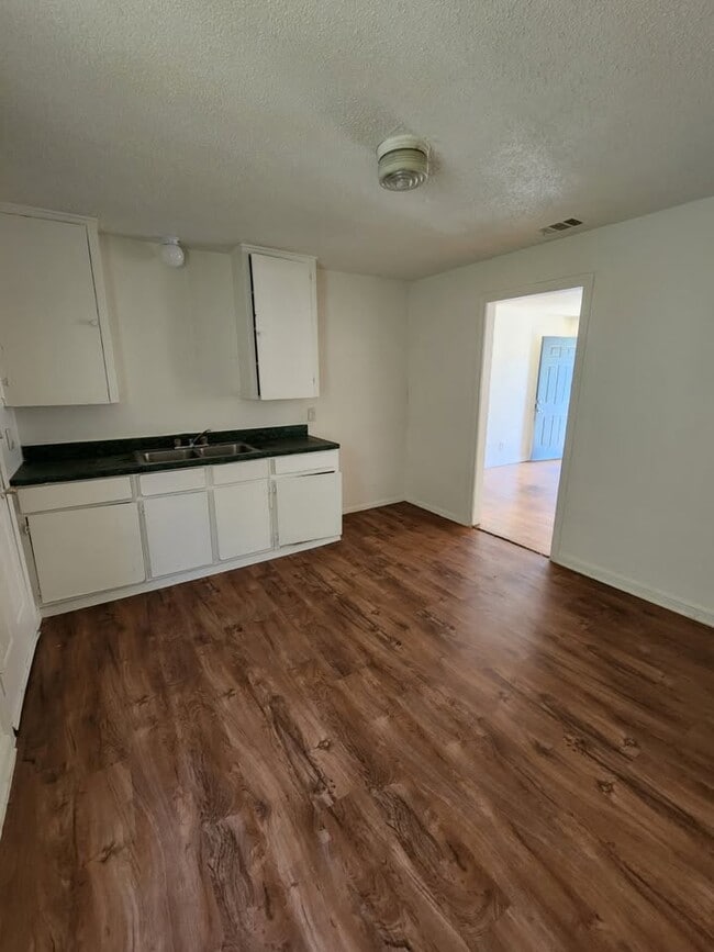 Building Photo - 1213 E Shaw St