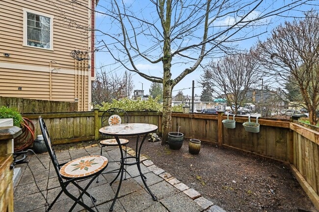 Building Photo - Move in ready refreshed 3 bed 2.5 bath town home