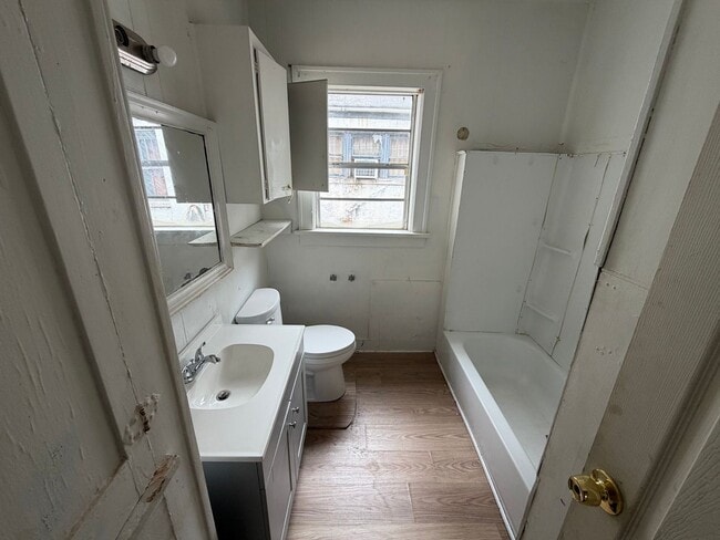 Building Photo - 3 Bedroom Highland Home - with Central Air!