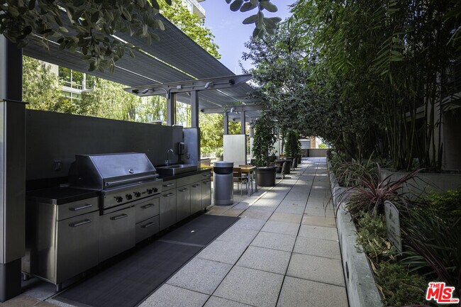 Building Photo - 1100 S Hope St