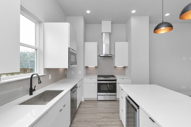 Building Photo - 2706 Dennis St