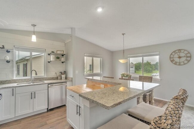 Building Photo - 1116 Lakeview Cir
