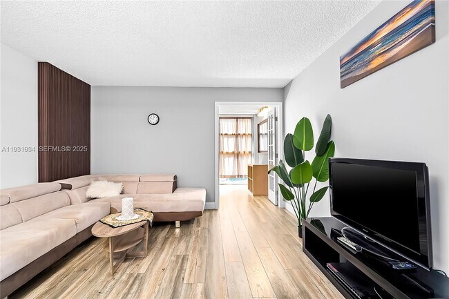 Building Photo - 400 Leslie Dr