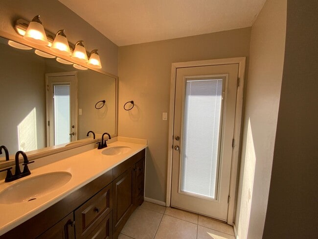 Building Photo - 4 Bedroom with Office Single Story Home Av...