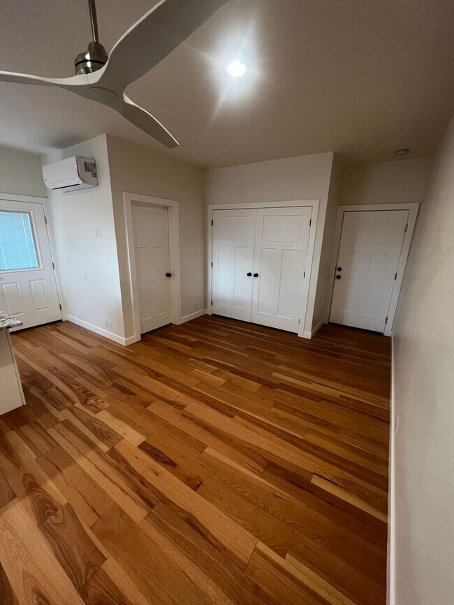 Building Photo - FF06