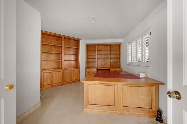 Building Photo - 18714 Bernardo Trails Dr