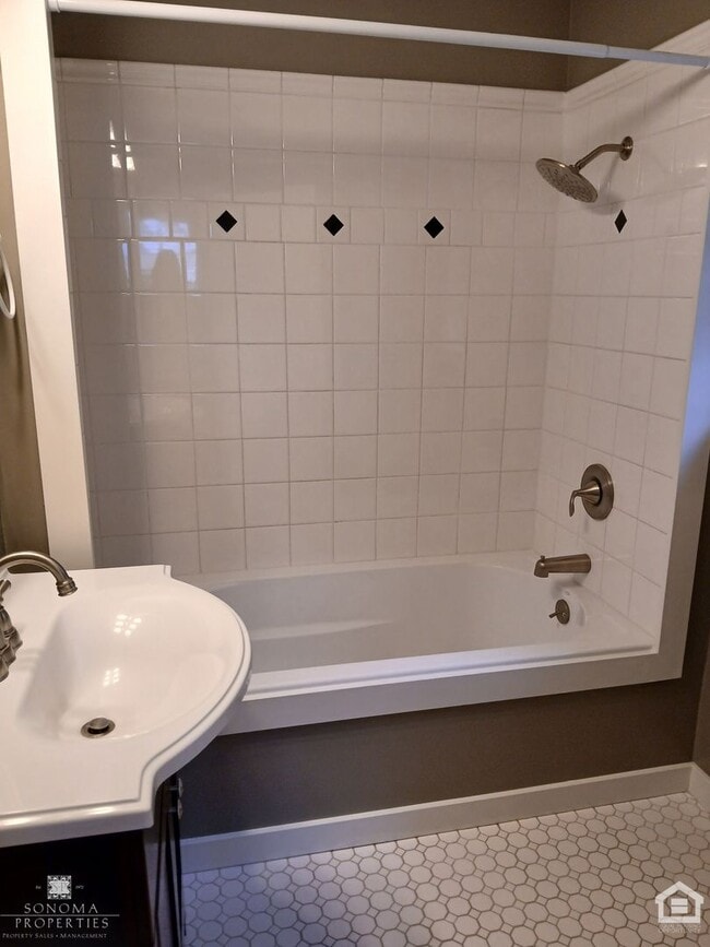 Building Photo - 1 Bedroom, 1 Bathroom Charming Craftsman i...
