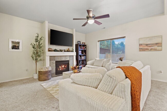 Building Photo - Well maintained 4 bedroom 2.5 bath home in...