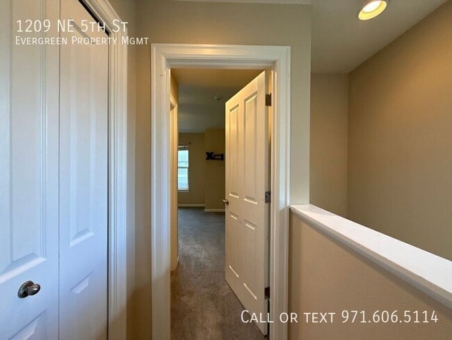 Building Photo - 1209 NE 5th St