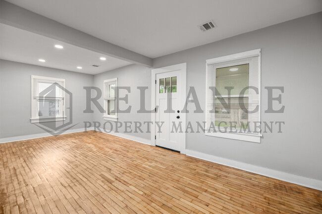 Building Photo - 119 S Custer Ave