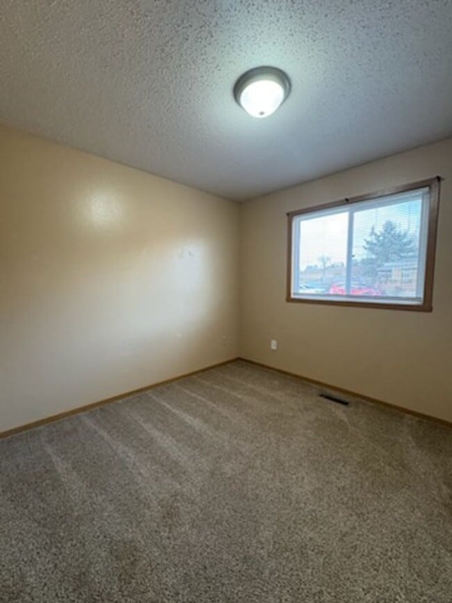 Building Photo - 4 BED | 2 BATH | SINGLE GARAGE | RAPID VALLEY