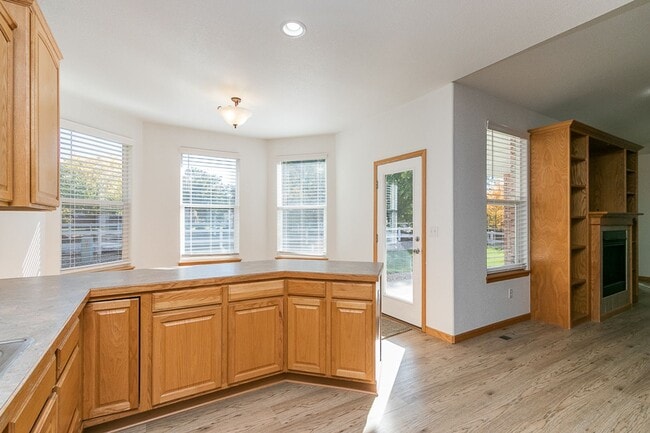 Building Photo - Wonderful ranch style brick home!