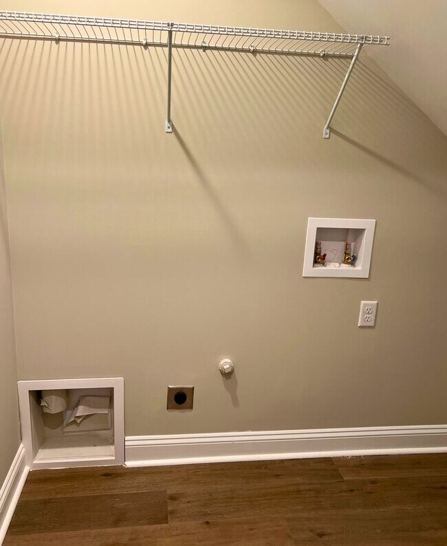 Building Photo - 3/2 fenced in yard & access to amenities!!