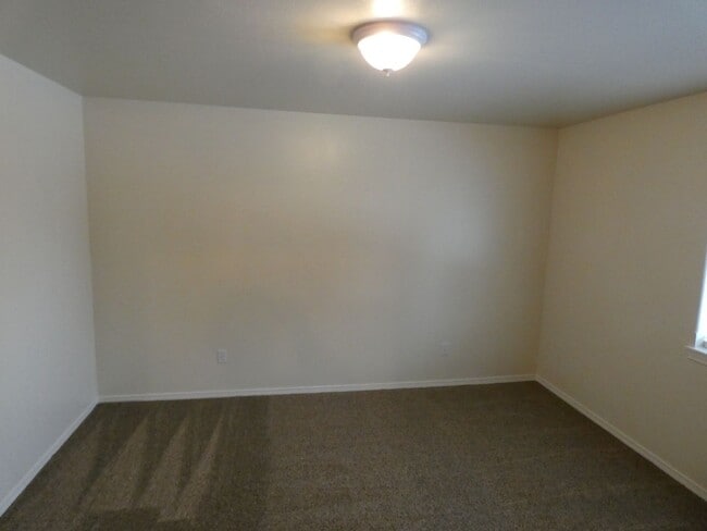 Building Photo - **Spacious Duplex** Lower Level